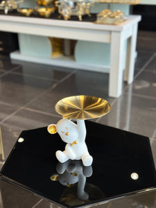 ourson avec un plateau en tant que support pour sucreries, bijoux,