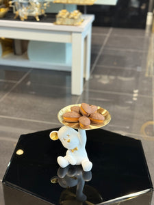 ourson avec un plateau en tant que support pour sucreries, bijoux,