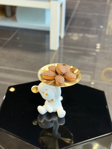 ourson avec un plateau en tant que support pour sucreries, bijoux,